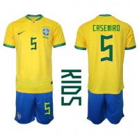 Billiga Brasilien Casemiro #5 Barnkläder Hemma fotbollskläder till baby VM 2022 Kortärmad (+ Korta byxor)